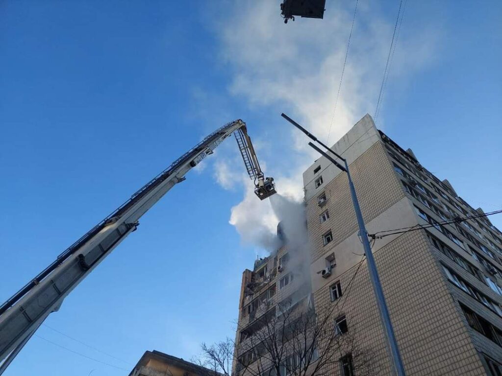 В Киеве из-за ракеты оккупантов обвалилась многоэтажка: есть пострадавшие
