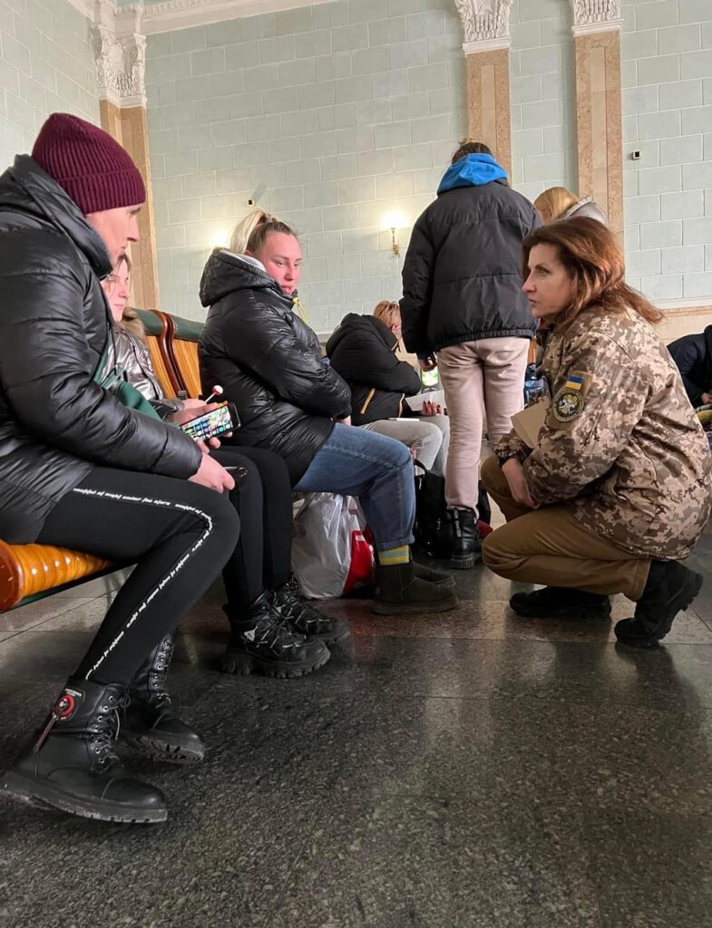 Марина Порошенко привезла на железнодорожный вокзал столицы продукты питания и вещи первой необходимости для эвакуированных людей