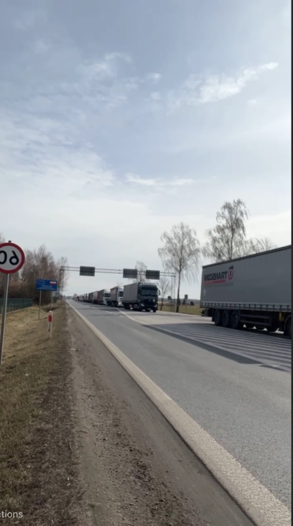 Українці заблокували на польсько-білоруському кордоні вантажівки, які везуть товари з Європи до Білорусії та Росії