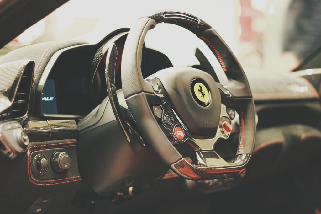 Ferrari та Lamborghini призупиняють роботу в Росії