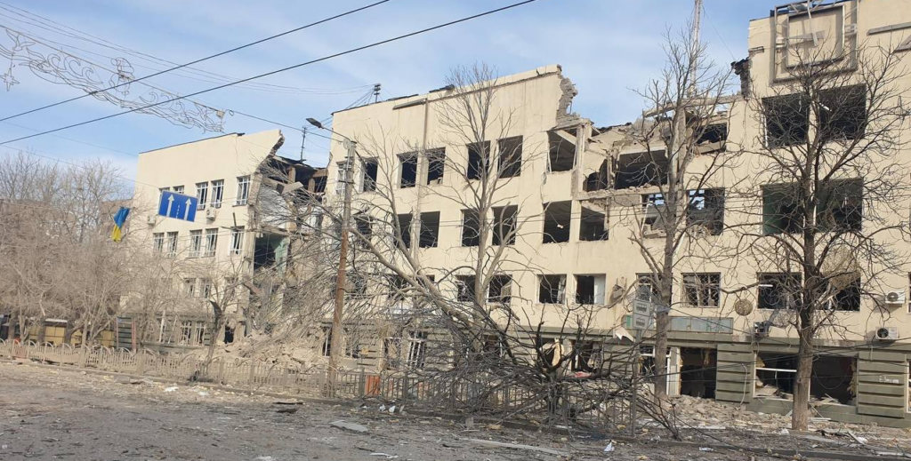 Російські окупанти замітають сліди: у Маріуполі з’явилися мобільні крематорії