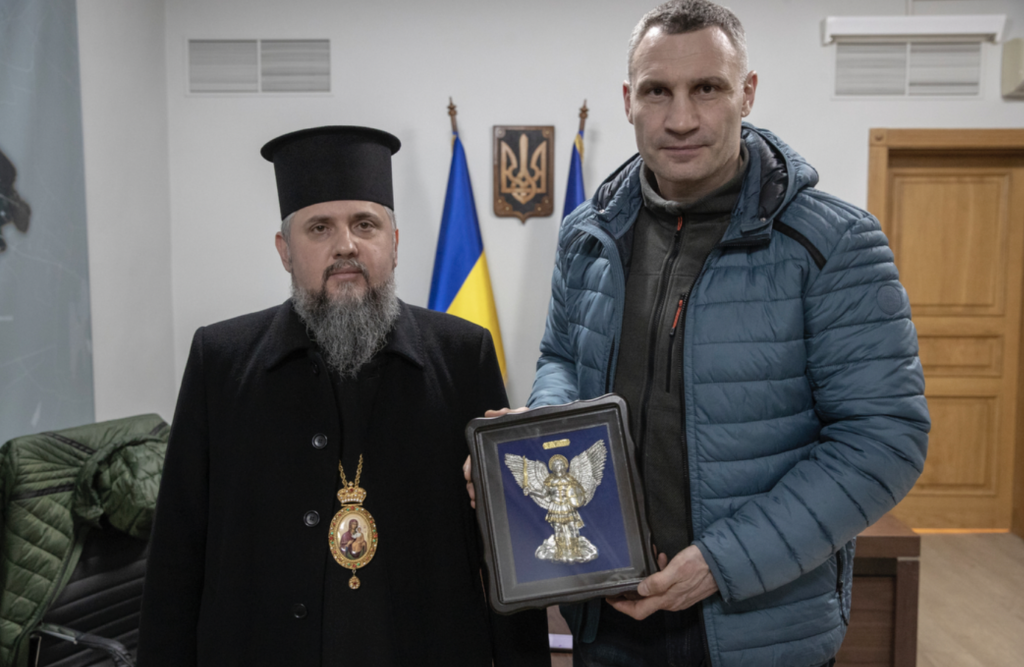 Кличко встретился с Митрополитом Епифанием – предстоятелем Православной церкви Украины. Владыка подарил мэру Киева икону Святого Архангела Михаила