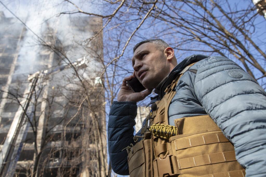 Кличко показав залишки зруйнованого будинку в Святошинському районі Києва