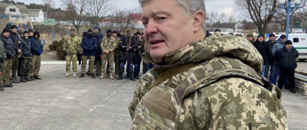 Покажем, как украинцы встречают врагов: Порошенко передал оружие и снаряжение батальону терробороны «Скиф»