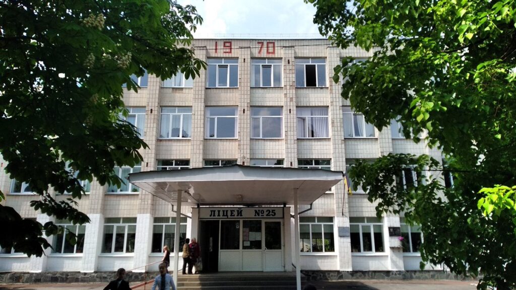Войска РФ обстреляли Житомир: уничтожено здание школы