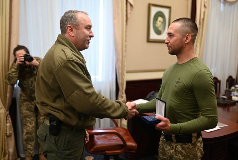 “русский военный корабль – иди на ***: автор легендарной фразы вернулся домой и получил награду