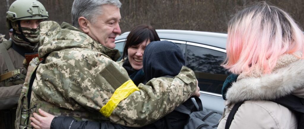 206-й батальйон тероборони разом з подружжям Порошенків в Ірпені евакуюють жінок і дітей