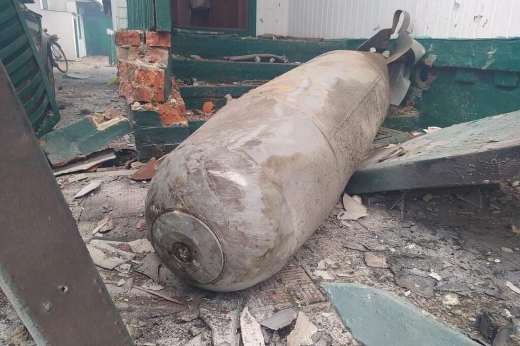 Росія скидає на житлові квартали Чернігова авіаційні бомби ФАБ-500