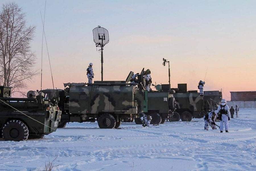 Развернутый полевой штаб врага легко определить по количеству машин связи