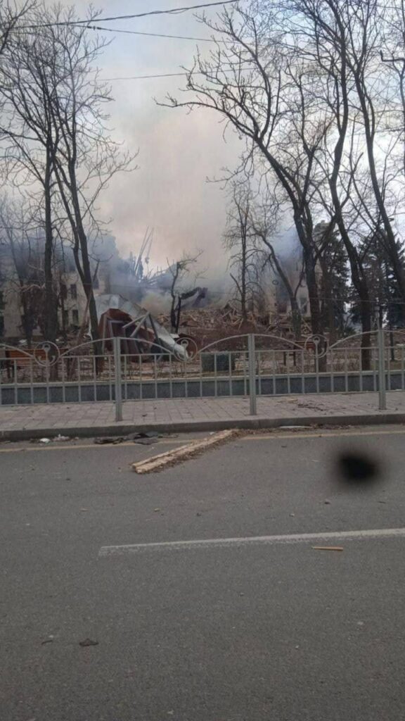 В бомбоубежище Драмтеатра Мариуполя остаются более 1300 человек, их судьба неизвестна — Денисова