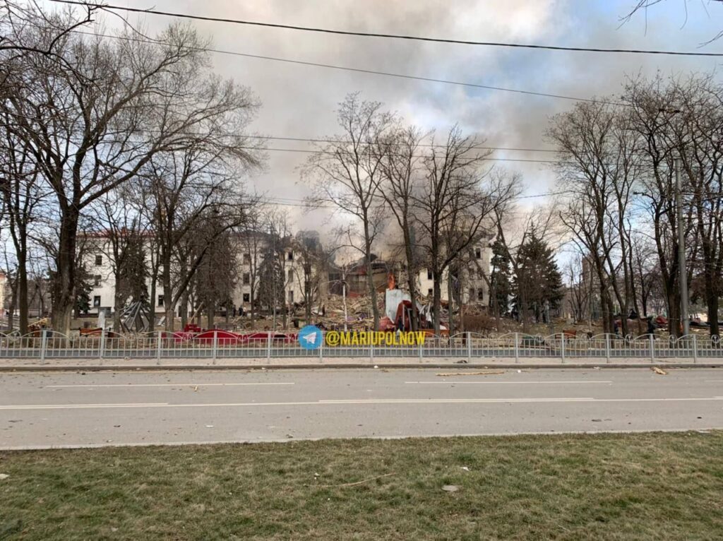 Окупанти вивозять тіла загиблих від авіаудару по драмтеатру Маріуполя за місто – радник мера