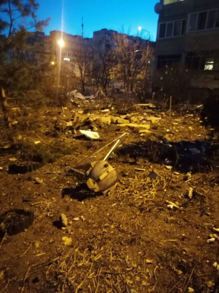 У Києві залишки збитої ракети впали на багатоповерхівку: одна людина загинула 