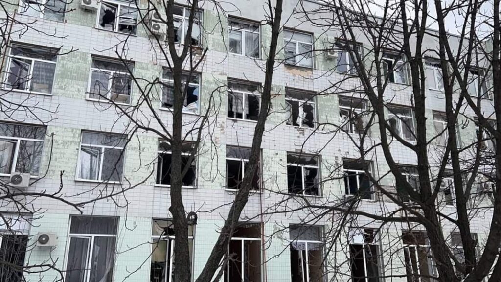 Российские террористы открыли огонь по больнице в Луганской области