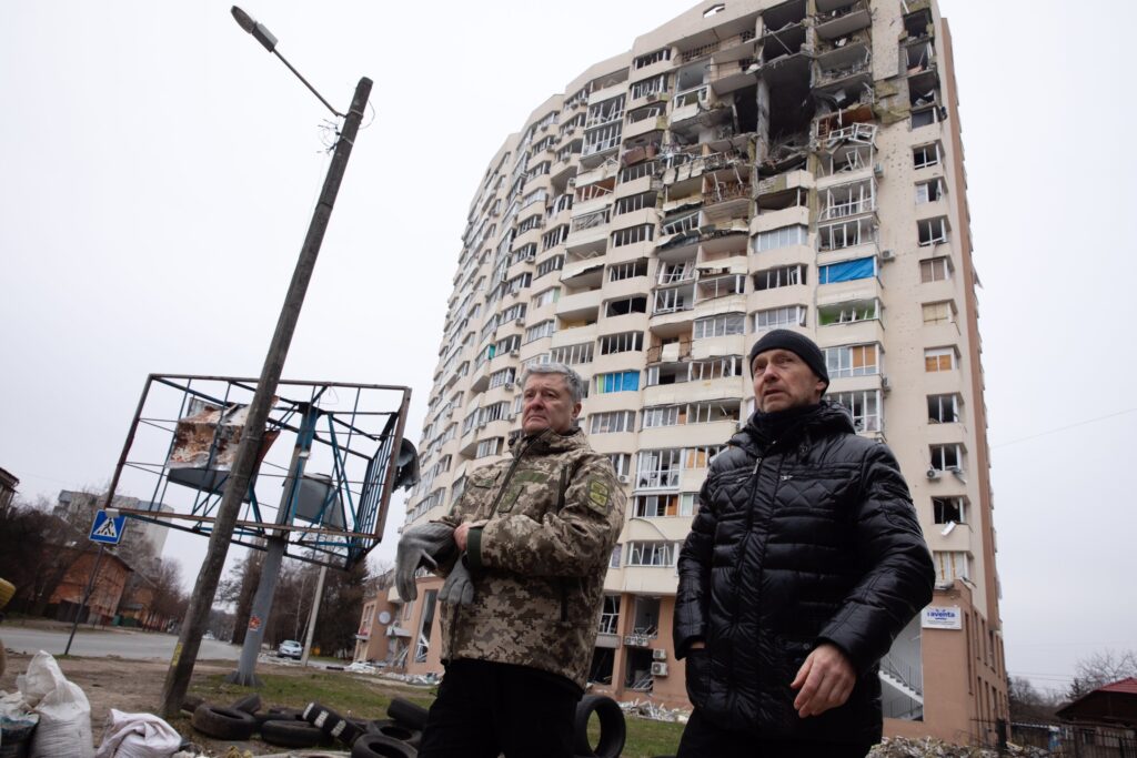 Порошенко привез в больницу Чернигова генераторы, продукты и лекарства: должны поддержать восстановление города