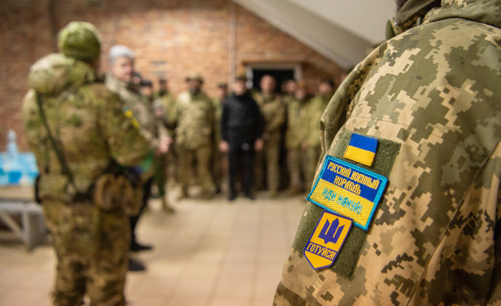 Порошенко привіз бійцям на південь України понад півтисячі бронежилетів, шоломи, генератори і бойлери