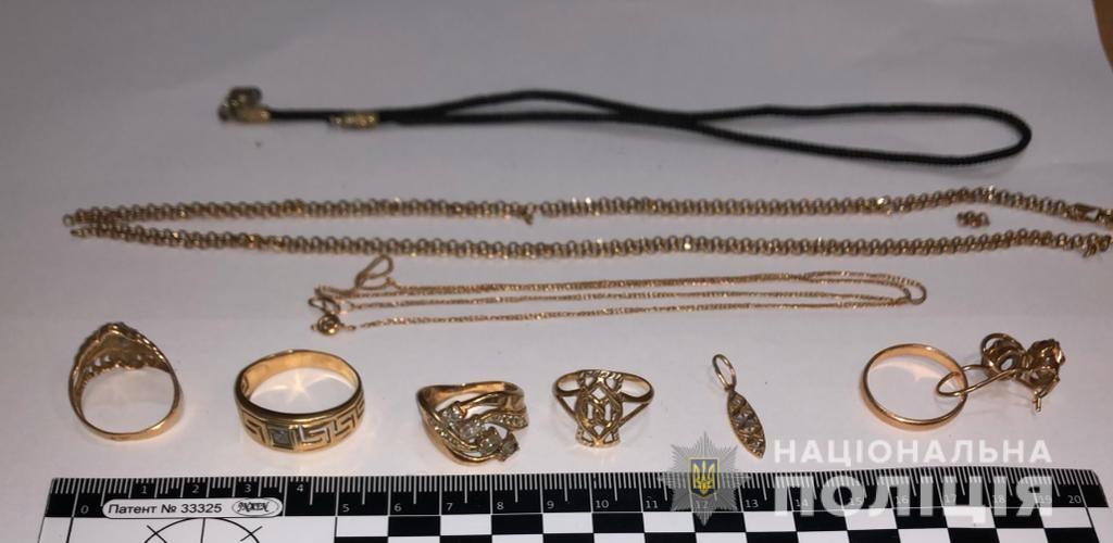 В Одесі 70-літня жінка вкрала майже 20 тисяч доларів та прикраси в молодої матері-біженки