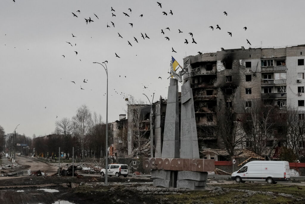 Люди виявились поховані живцем: у Бородянці росіяни бомбили багатоповерхівки та забороняли розбирати завали