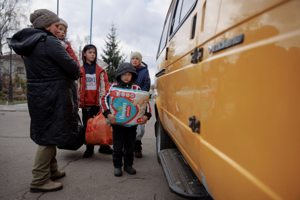 З Херсона запустили евакуаційні автобуси до Одеси та призначили виплати тим, хто залишає область