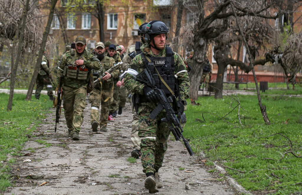 Російські окупанти цинічно розстрілюють школярів і літніх людей, називаючи це проявом “мужності”