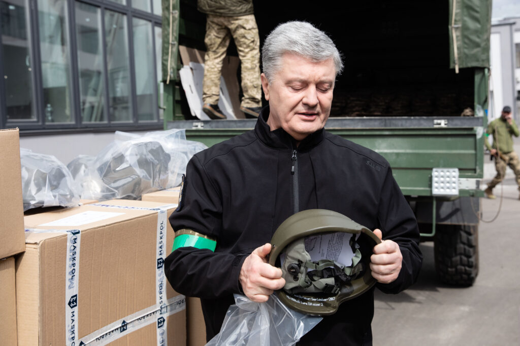 Бронежилети і кевларові шоломи відправили десантникам, які вирушають на схід – Порошенко