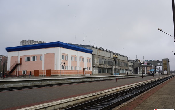 Російські окупанти розбомбили залізничний вокзал у Миколаєві