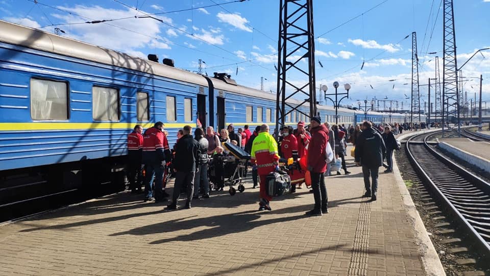 Майже 2,5 тисячі людей: до Львова прибув перший потяг з евакуйованими з Краматорська