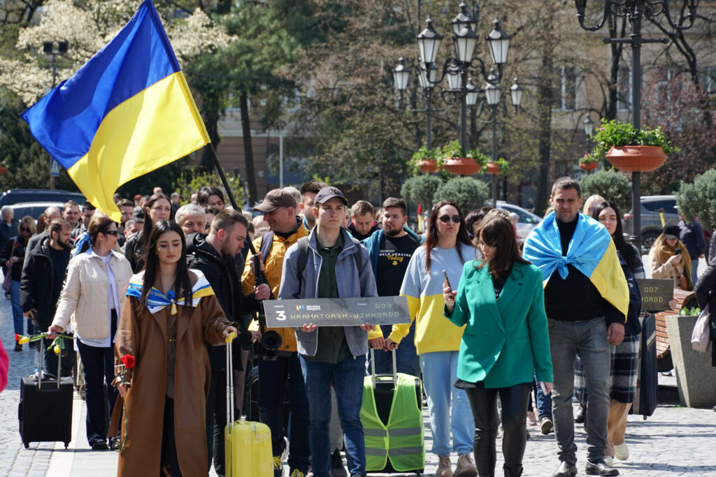 Валізи, в які вмістилося все життя: в Ужгороді влаштували флешмоб на підтримку вимушених переселенців