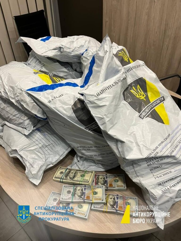 Шість мільйонів доларів для ЗСУ: найбільший в історії України хабар передали на потреби війська