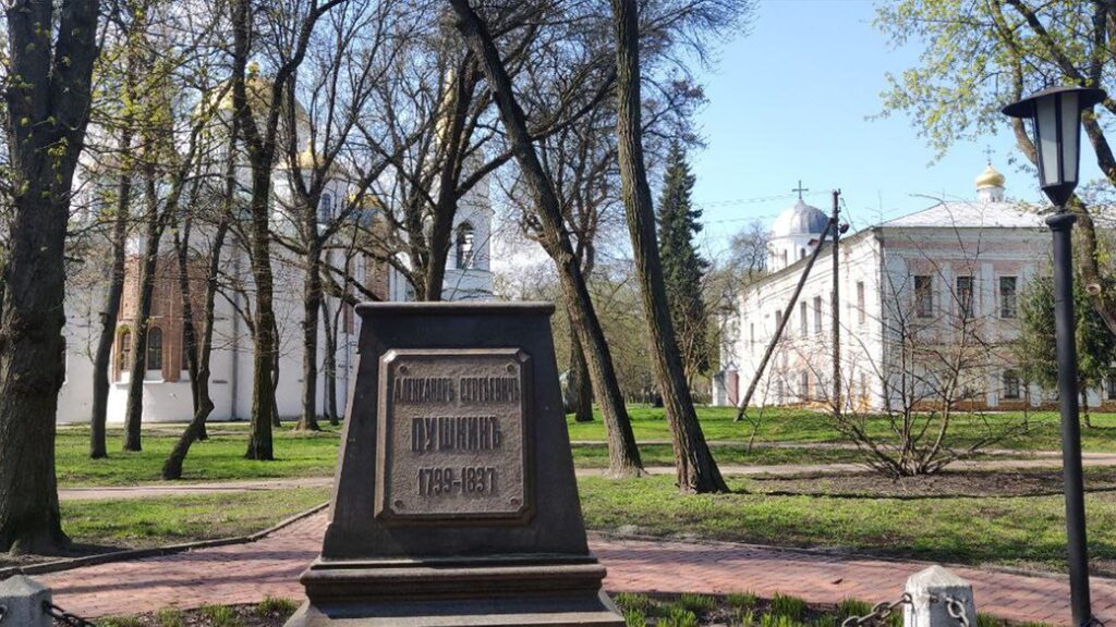 У Чернігові знесли пам’ятник Пушкіну