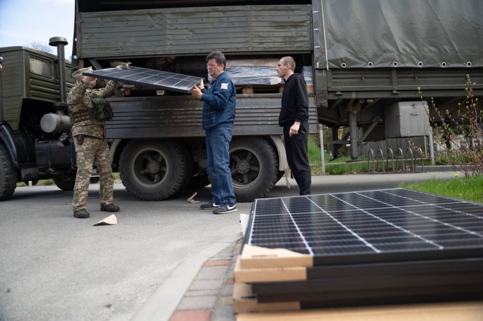 Ілон Маск передав Україні надсучасні сонячні панелі та системи зберігання енергії