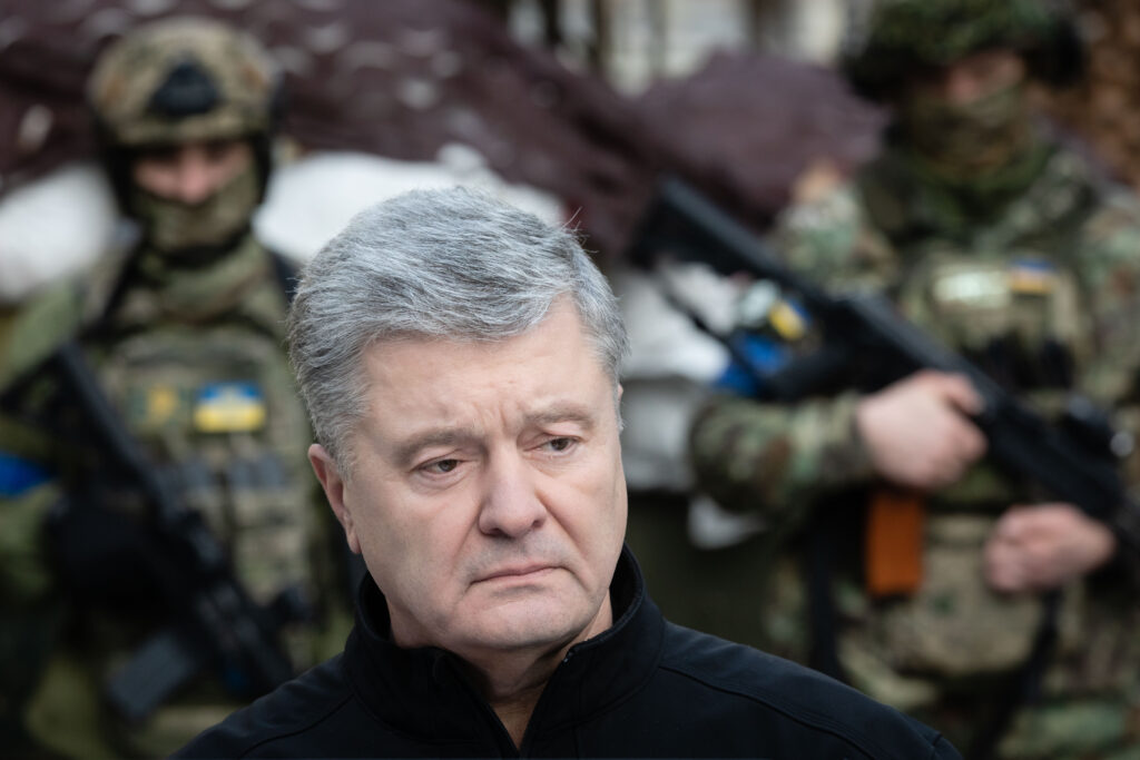 Жодної амністії нелюдам, які вбивали і катували українців, це не може бути предметом мирних переговорів – Порошенко