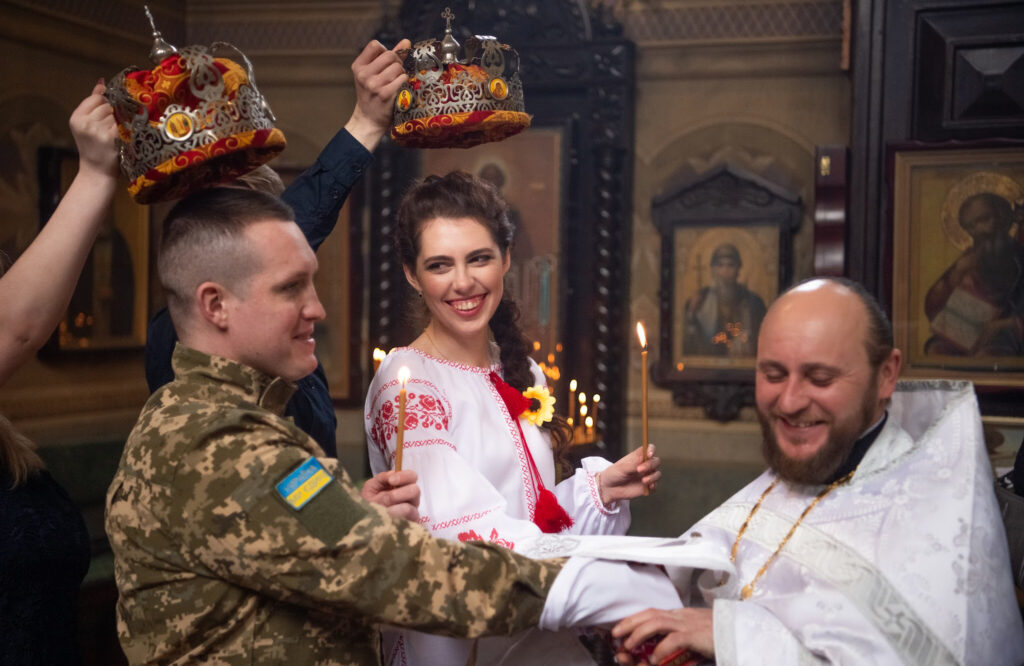Кохання сильніше за війну: Порошенки побували на весіллі бійця батальйону тероборони