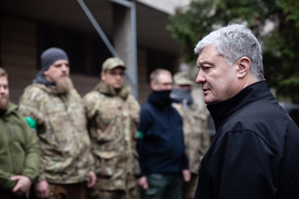 Порошенко привіз військове спорядження та автомобіль у 206-й батальйон тероборони, який отримав нове бойове завданння 