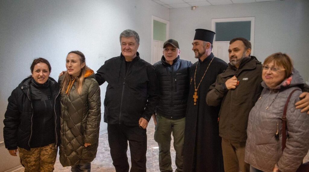 Порошенко у Миколаєві обговорив з міським головою забезпечення людей питною водою – водогін пошкоджений через обстріли