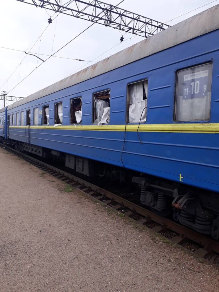 Масована атака Росії спричинила пошкодження залізничних станцій і перебої в русі потягів