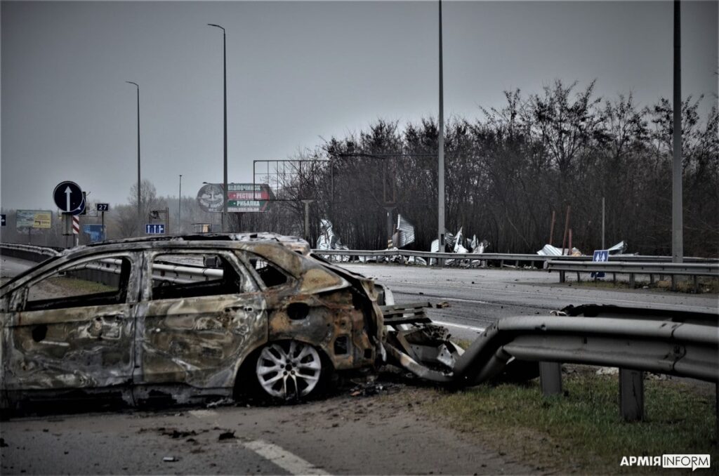 Розстрілювали авто з мирними мешканцями просто через лобове скло: новий відеодоказ військових злочинів РФ на Київщині