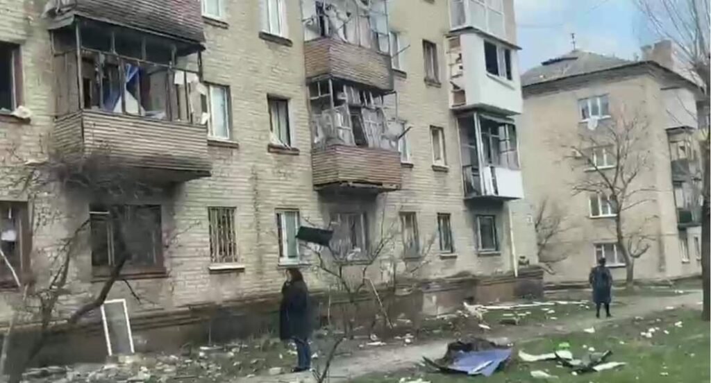 Росіяни обстріляли Сєвєродонецьк на Луганщині: пошкоджено школу й дві багатоповерхівки