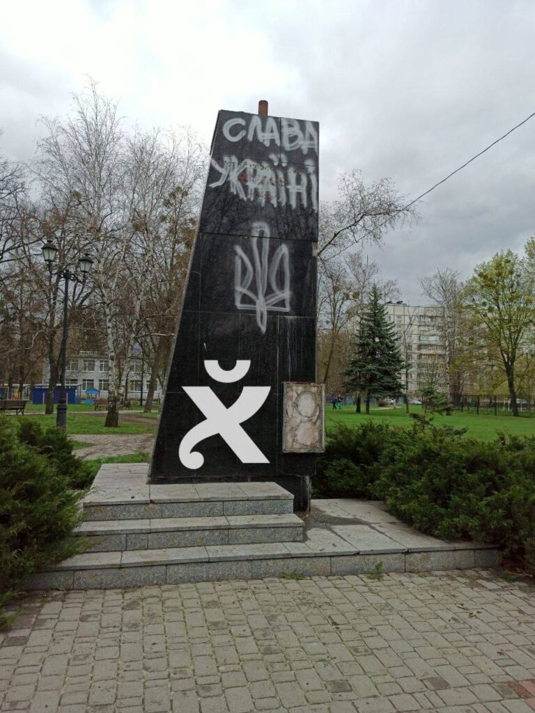 Бійці “Азову” демонтували пам’ятник Жукову в Харкові