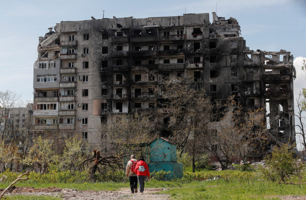 Окупанти почали масово звозити у Маріуполь з Росії вчителів, працівників МНС та банківської системи