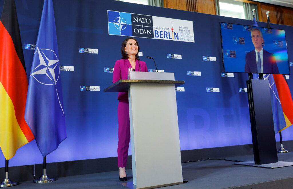 НАТО выступает за диалог, но пока платформ для общения с РФ не существует – МИД Германии
