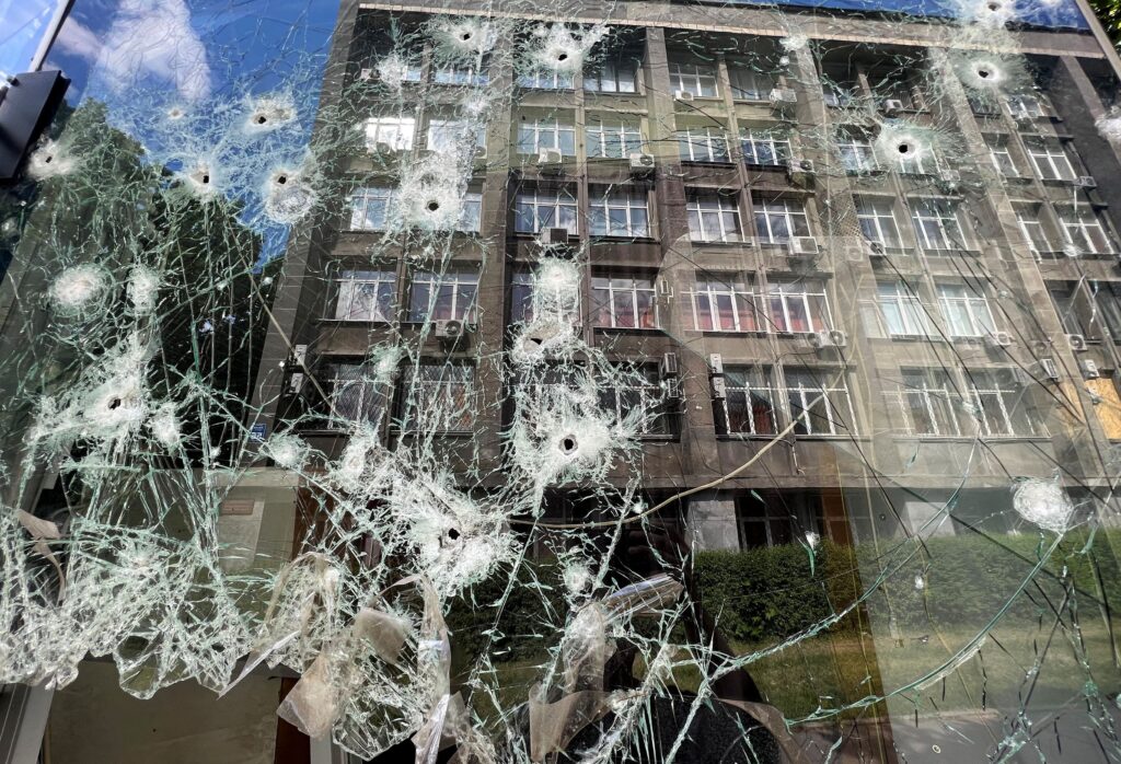 Бої за Сєвєродонецьк: росіяни хочуть “відрізати” місто від решти території Луганщини
