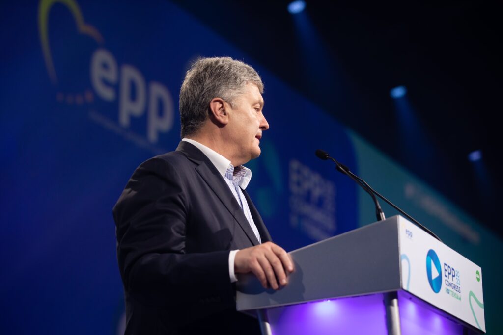 Потужний виступ Порошенка на Конгресі ЄНП: більше зброї, більше санкцій і ніяких компромісів з путіним