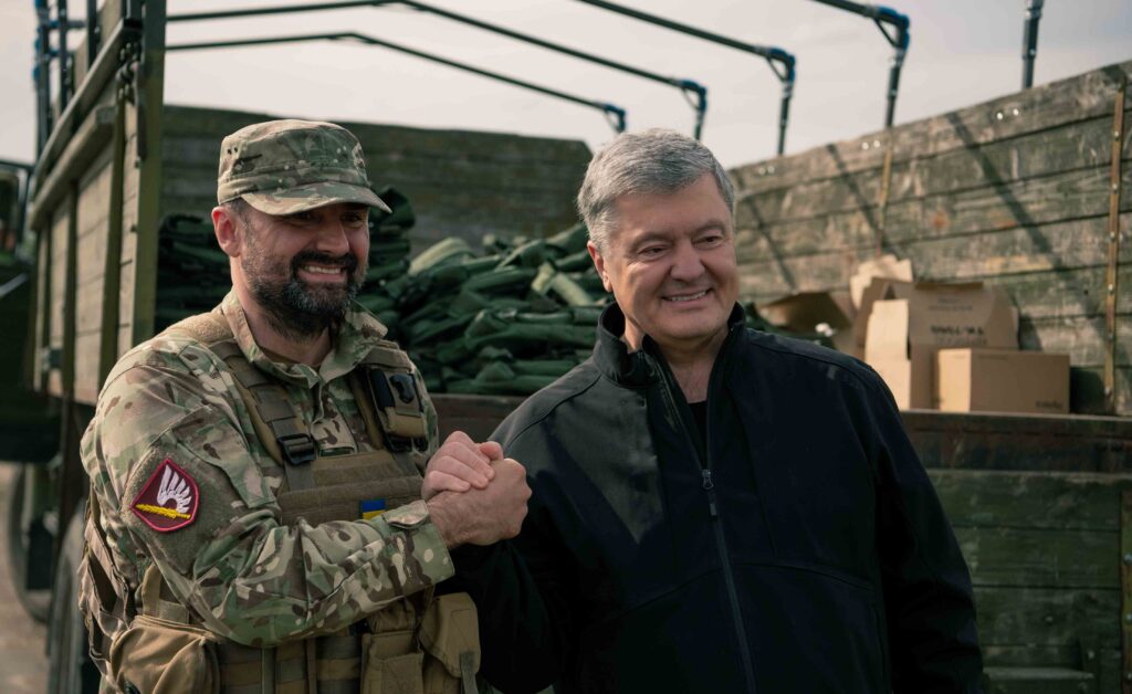 Бронежилеты, средства связи и «кое-что из оружия» — Порошенко привез в стрелковый батальон снаряжение для бойцов