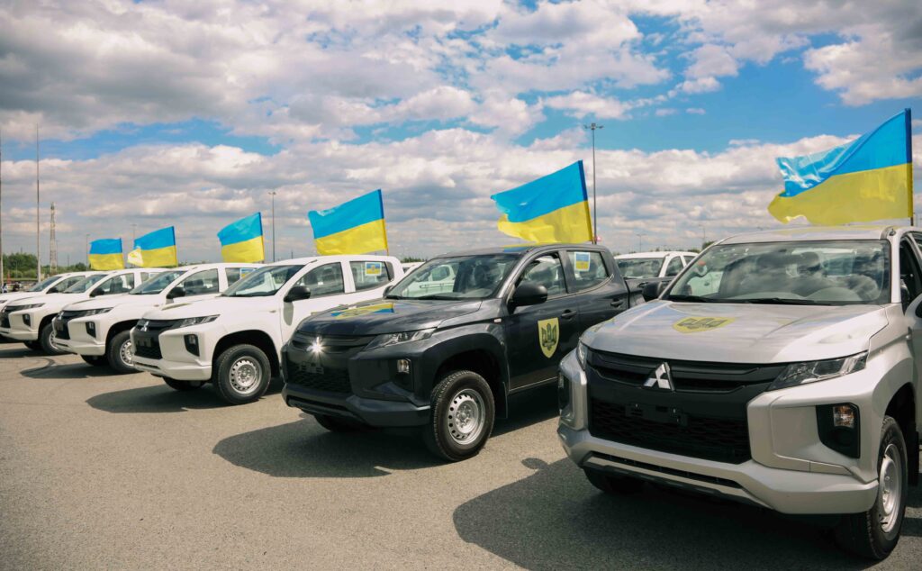 Порошенко у Львові показав чергову партію пікапів, які підуть на фронт