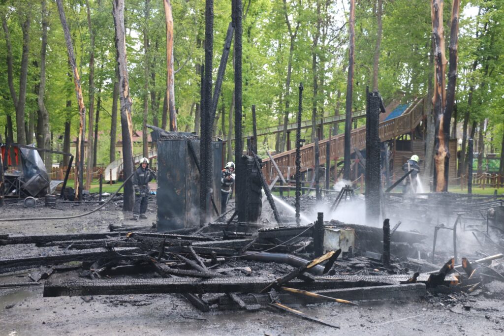 Війська РФ обстріляли центр Харкова, загорілись дитячі атракціони, гаражі та торговельні об’єкти: є поранені