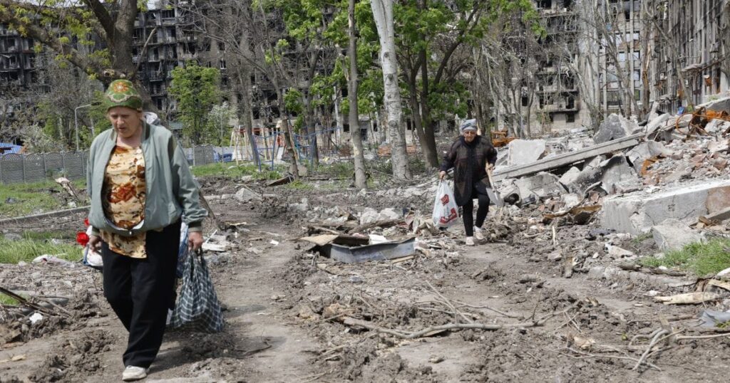 Маріупольці повертаються до блокадного міста через відсутність гумкоридорів