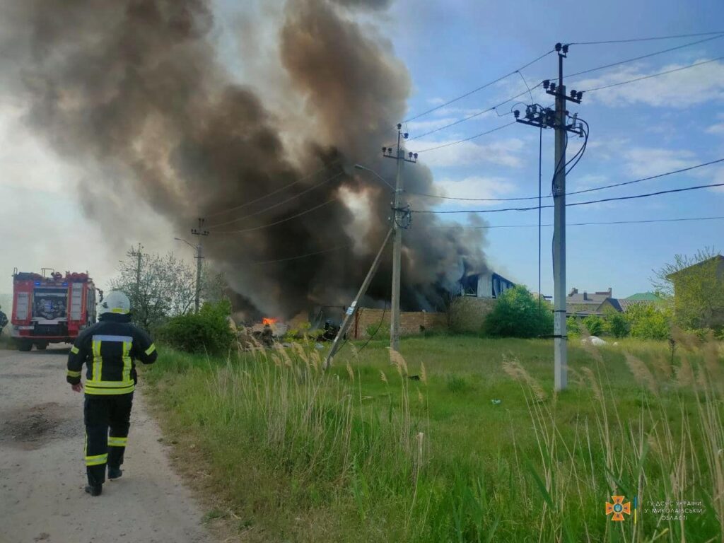Ракетний удар по Миколаєву: постраждала 16-річна дитина, під завалами будинку перебувають люди