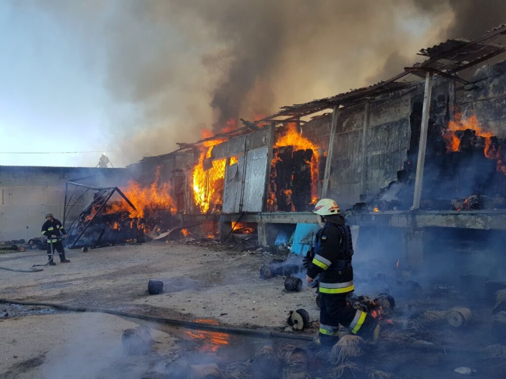 Через російський обстріл на Харківщині 13 годин горів торговельний заклад: є жертви