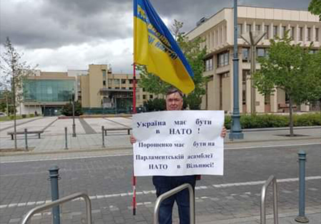 «Порошенко має бути у Вільнюсі, а Україна в НАТО» – активіст вийшов на протест біля литовського Сейму