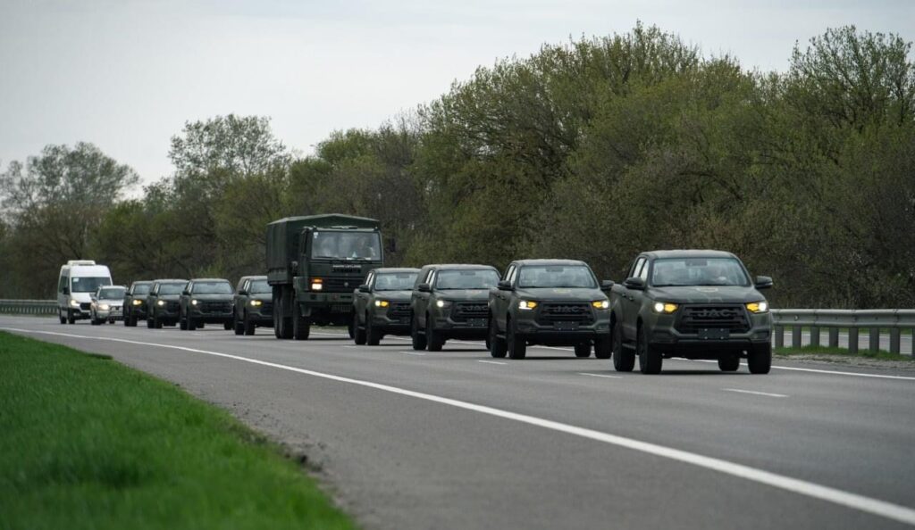 У Десантно-штурмові війська на фронт передали нові пікапи та необхідне спорядження для бійців